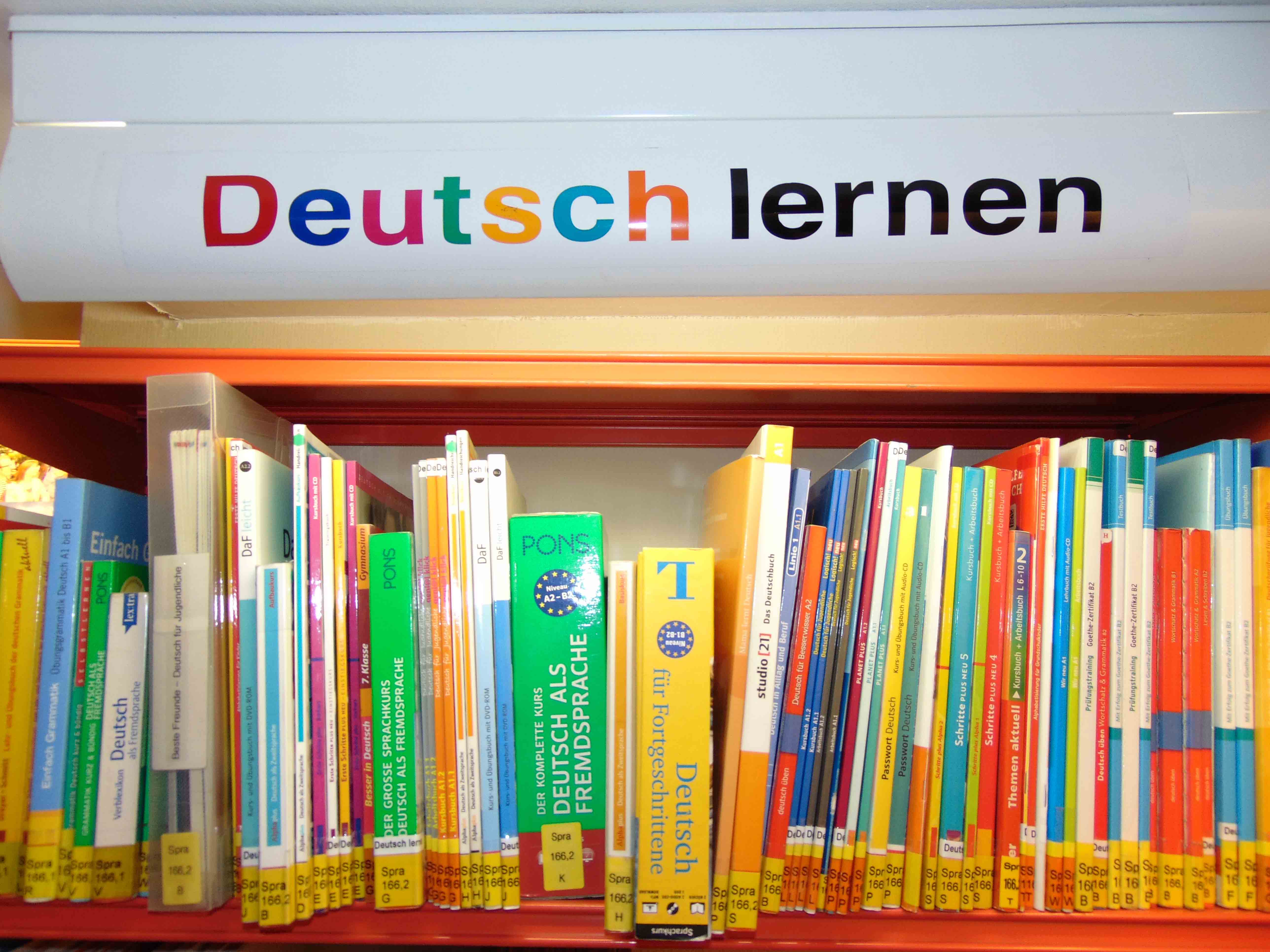 Foto: Regal mit Büchern zum Deutsch lernen