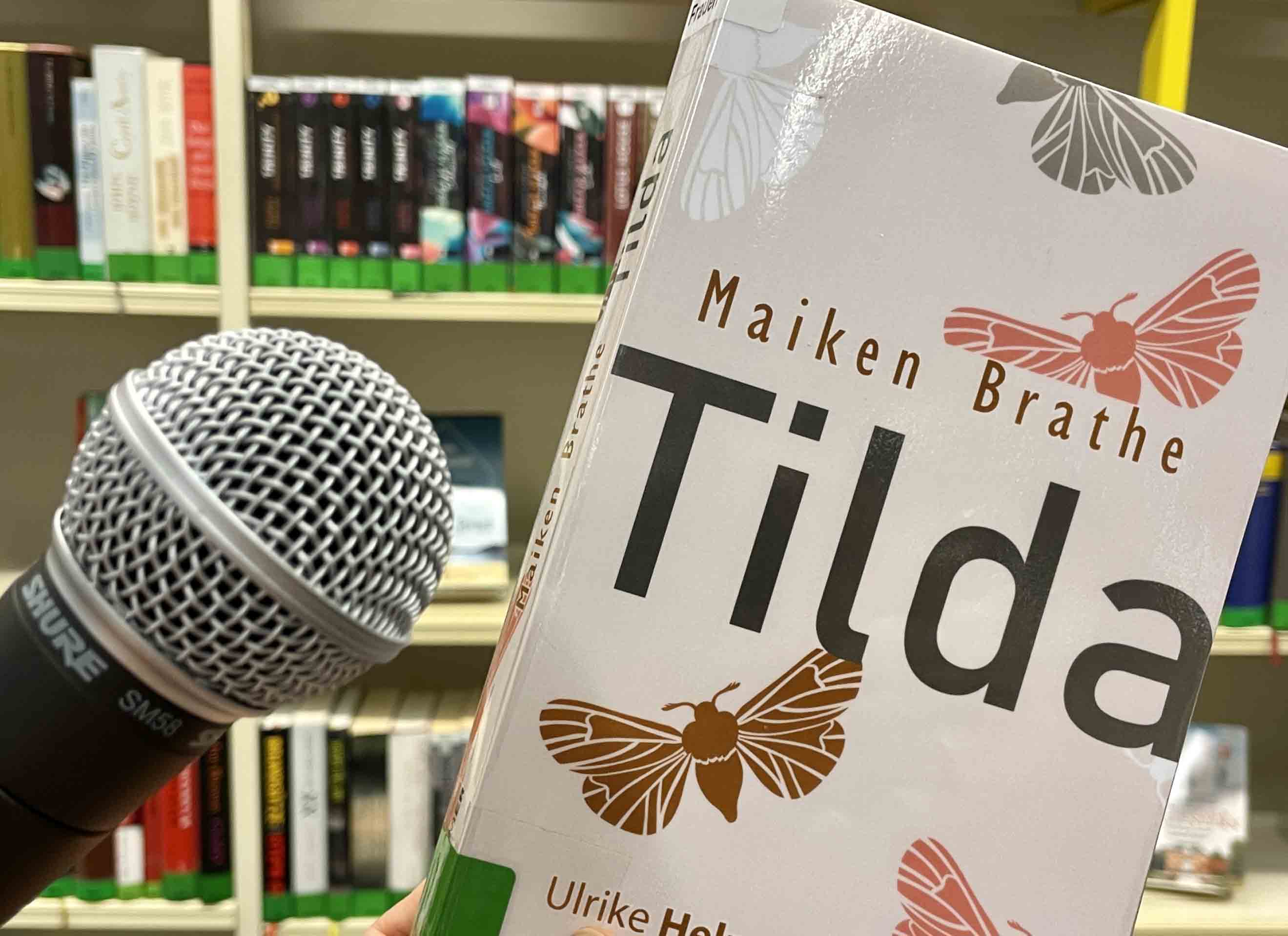 Foto Mikro neben dem Buch "Tilda"